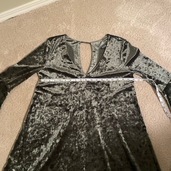 Women’s green crush velvet dress! - Picture 6 of 7